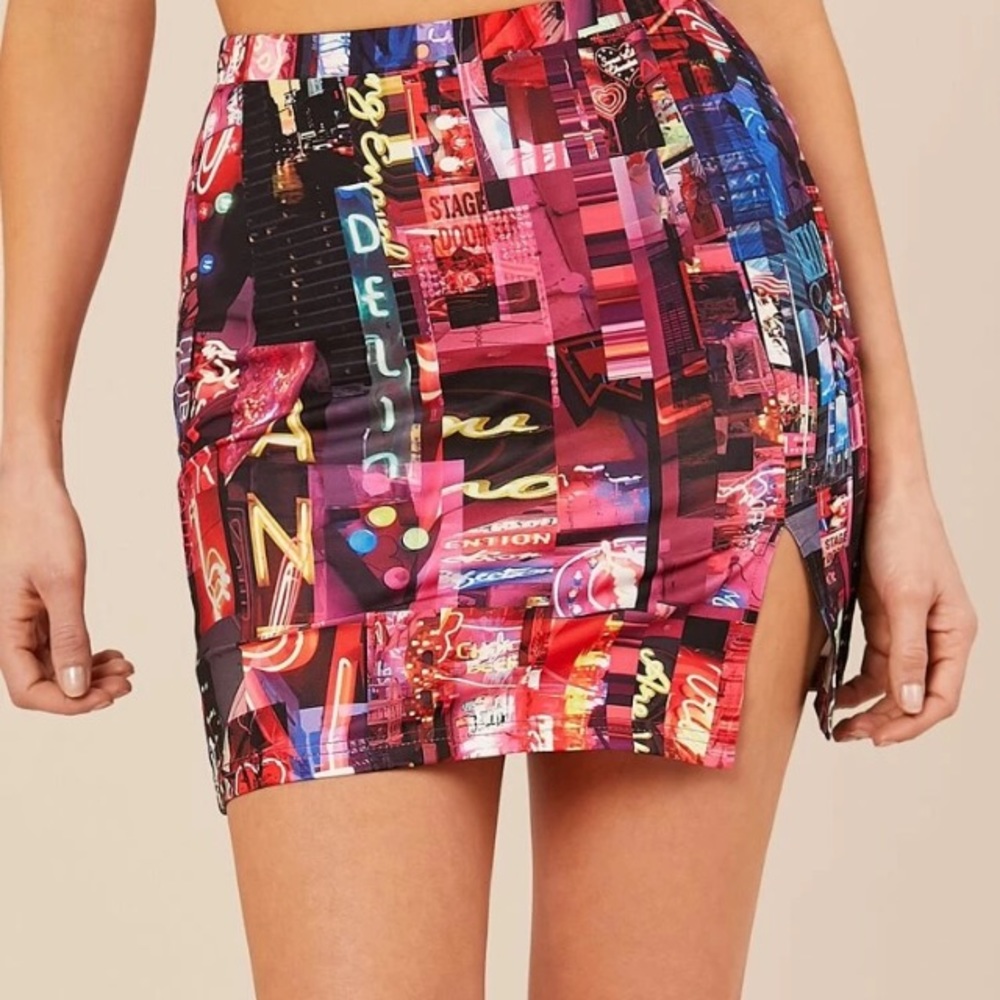 Graffiti Of City Night Life  A Small Split Hem Mini Skirt